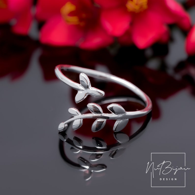 Adjustable Ring With Delicate Design